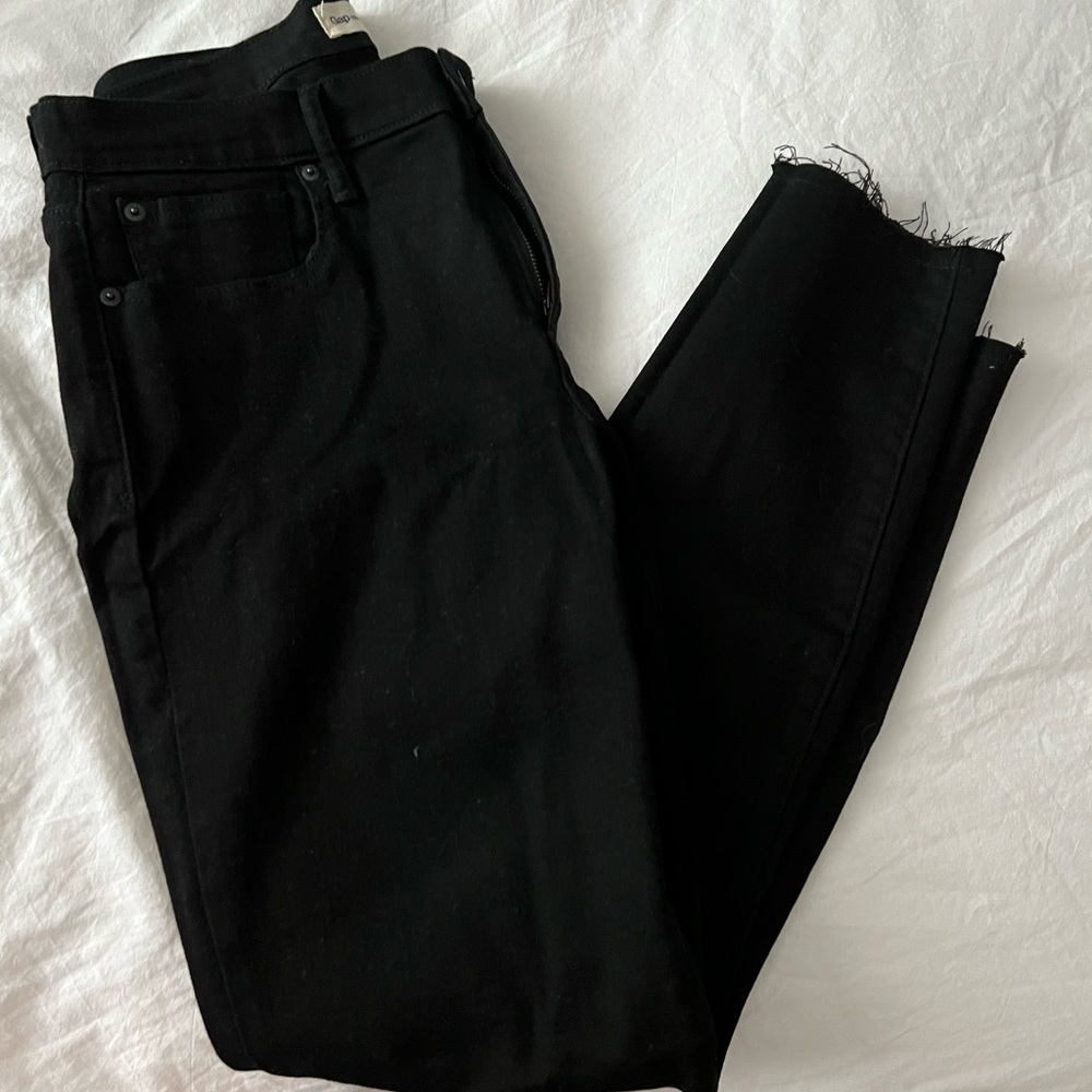 Black distressed skinny jeans